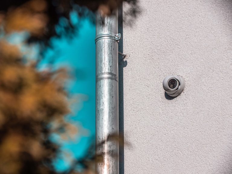 Dome-Kameras sind Überwachungskameras, die in einer halbrunden getönten Kuppel aus Kunststoff eingebaut sind, und sowohl für den Innen- als auch Außenbereich eingesetzt werden können.